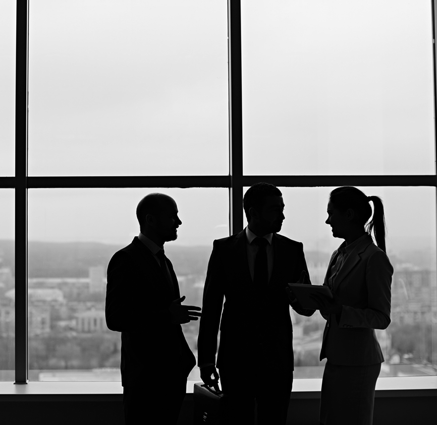 Photo de 3 personnes discutant ensemble
